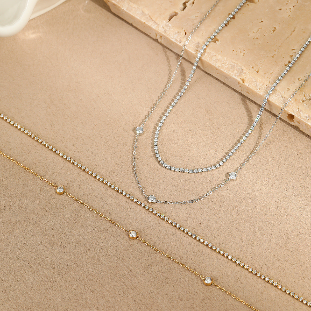 Collana a Strati da Donna alla Moda in Acciaio al Titanio Geometrico con Intarsio di Strass Placcato