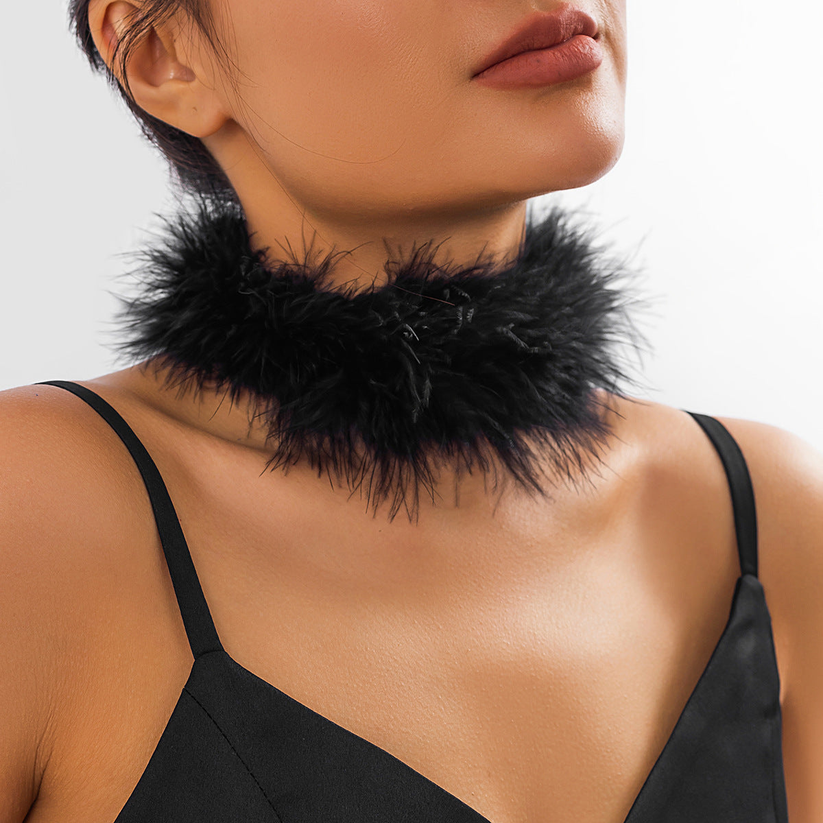 Collana girocollo corta in stile gotico con piume e nappe da donna, design a catena irregolare fatto a mano