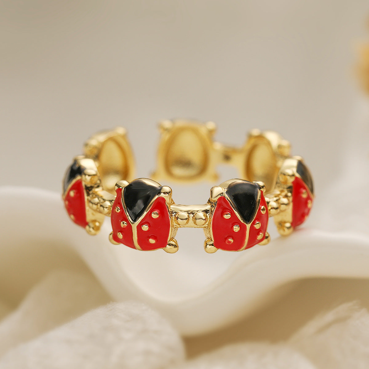 Anello da donna minimalista a forma di coccinella in rame placcato oro 18 carati con finitura smaltata