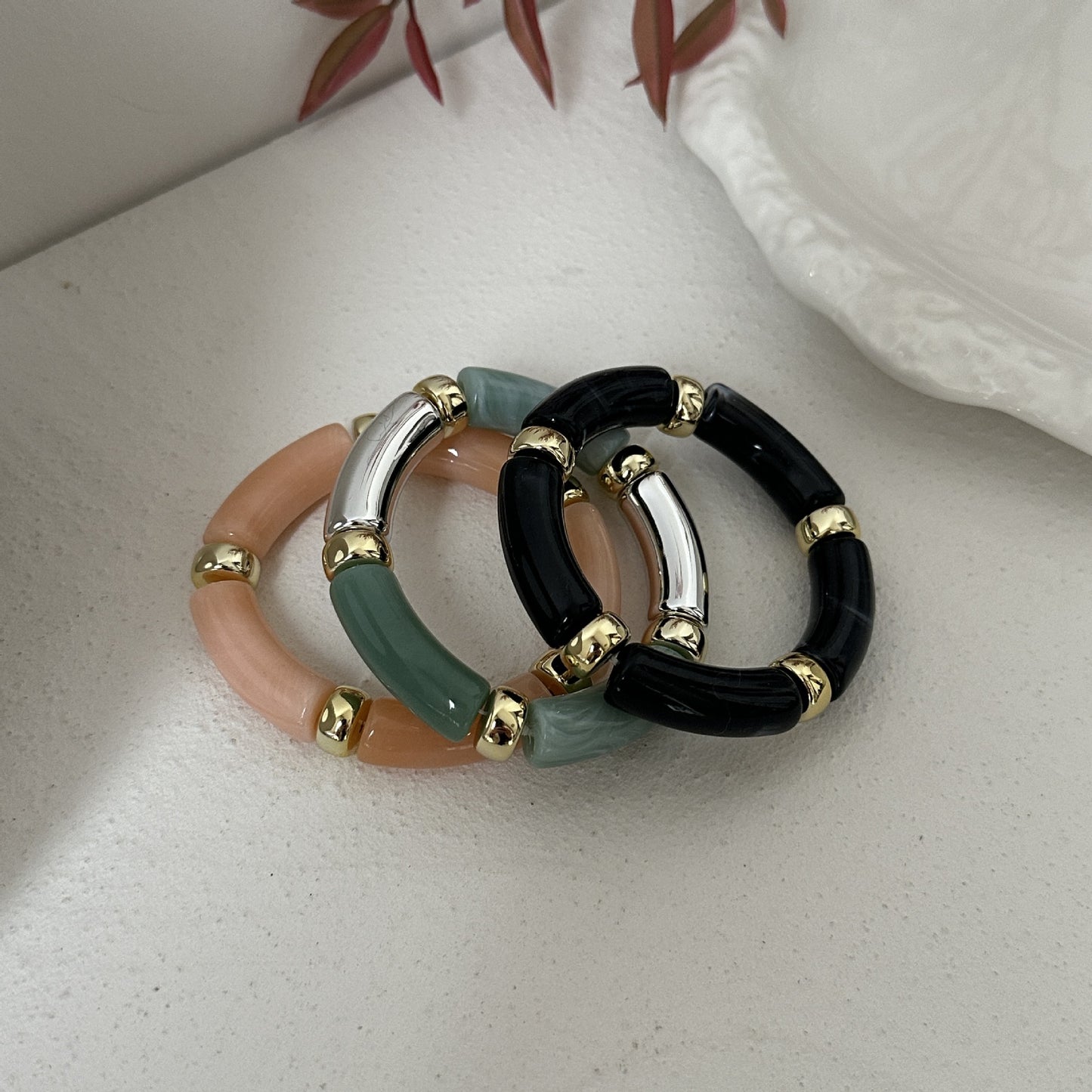 Set di bracciali con perline in resina geometrica e snodi in bambù, placcati oro e tubi curvi lucidati