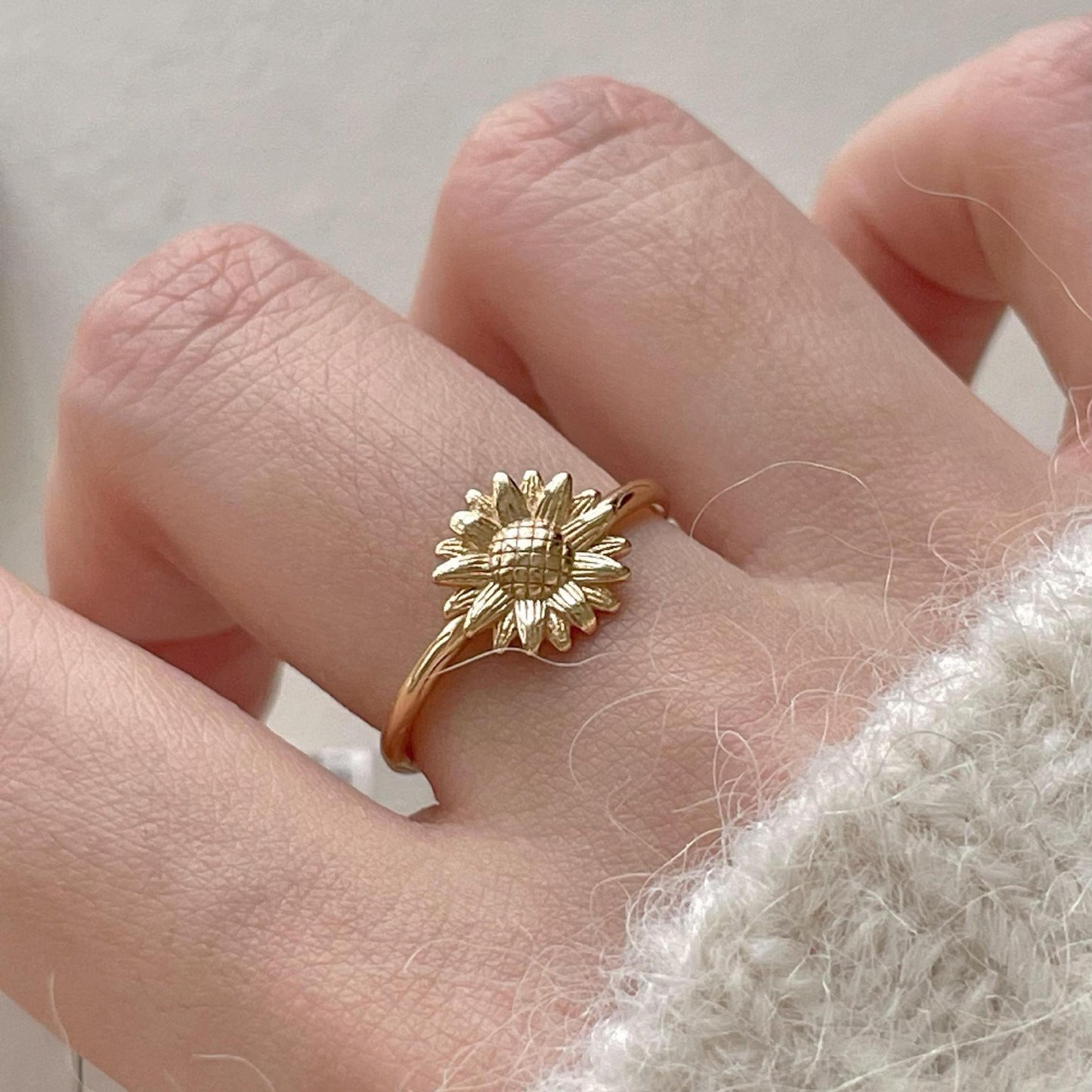 Anello Minimalista Regolabile a Forma di Margherita in Argento Sterling S925 con Accenti di Cuore e Fiocco per Donne