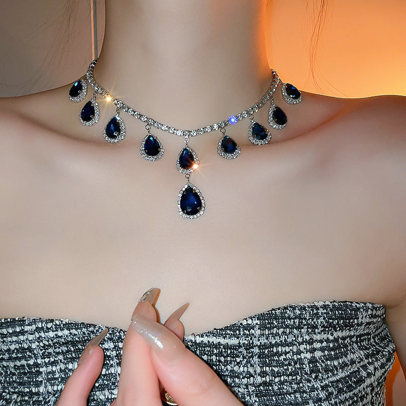 Elegante collar con colgante de lazo de diamantes de imitación y detalles de nácar perlado para mujer — Delicada cadena para clavícula en estilo de lujo minimalista y a la moda