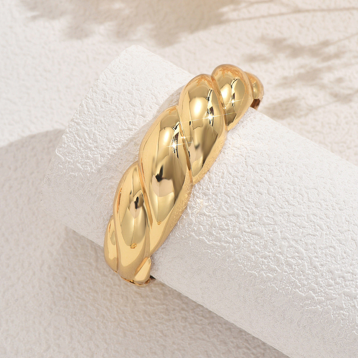 Bracciale Minimalista Geometrico Ritorto in Lega di Zinco Lucidato da Donna con Finitura di Lusso e Stile Versatile