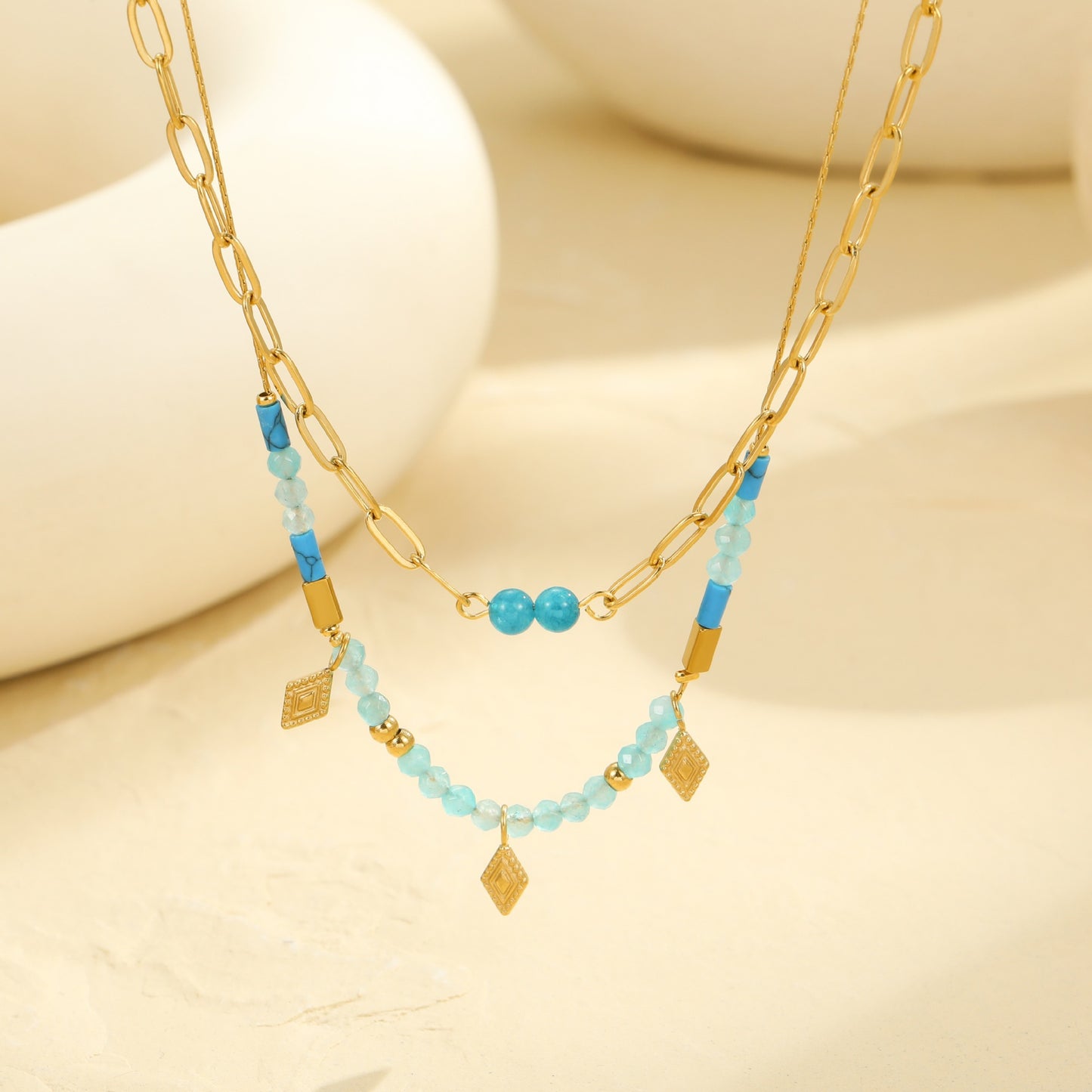 Collana a doppio strato in acciaio inossidabile con geometria vintage e perle di pietra naturale per donna, con catena clavicola e finitura placcata