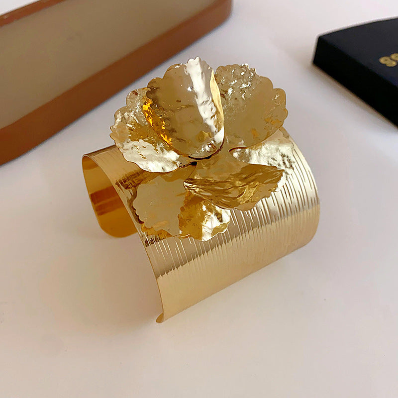 Pulsera de metal con patrón de cuadrícula geométrica de tono frío minimalista con acabado galvanizado para mujer