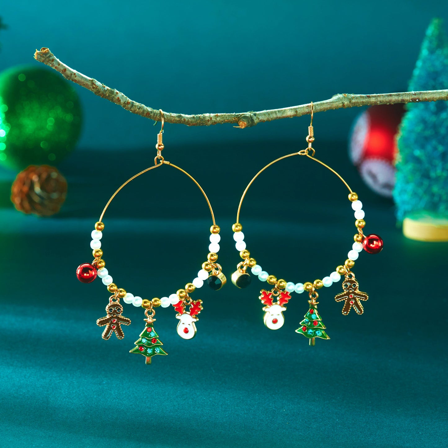 Orecchini pendenti in lega con albero di Natale, renna e omino di pan di zenzero, dolci e grintosi, con perline rosse e verdi, gioielli natalizi galvanizzati