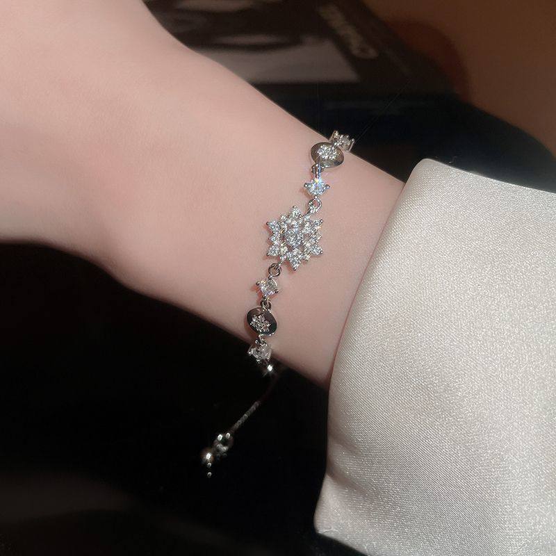 Bracciale in Rame Floreale con Zirconi di Lusso da Donna, Eleganza Minimalista Quotidiana, Gioielli per le Mani