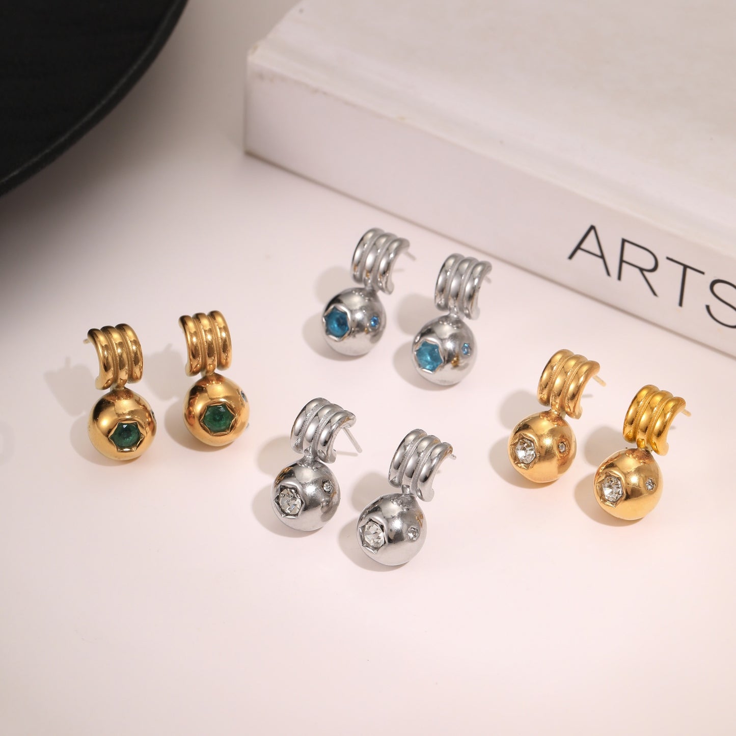 Orecchini geometrici in acciaio inossidabile con placcatura in oro 18 carati e intarsi in zirconi colorati per donna
