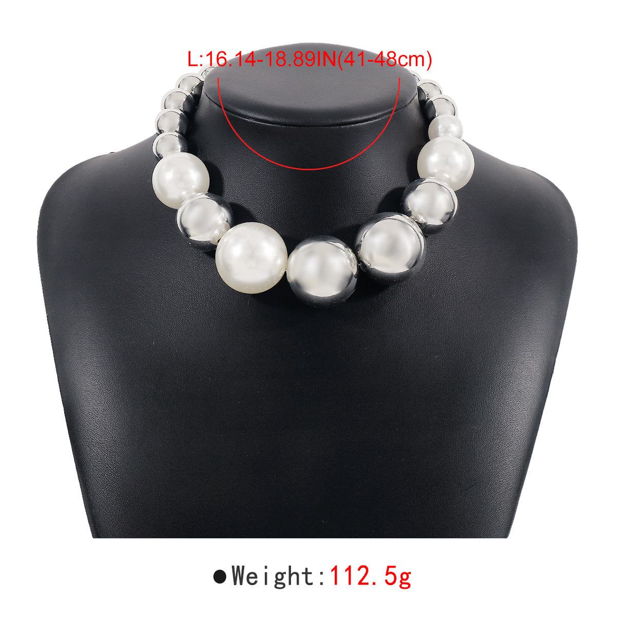 Collana da donna con perle geometriche e design deciso, con catena in ferro e finitura artigianale