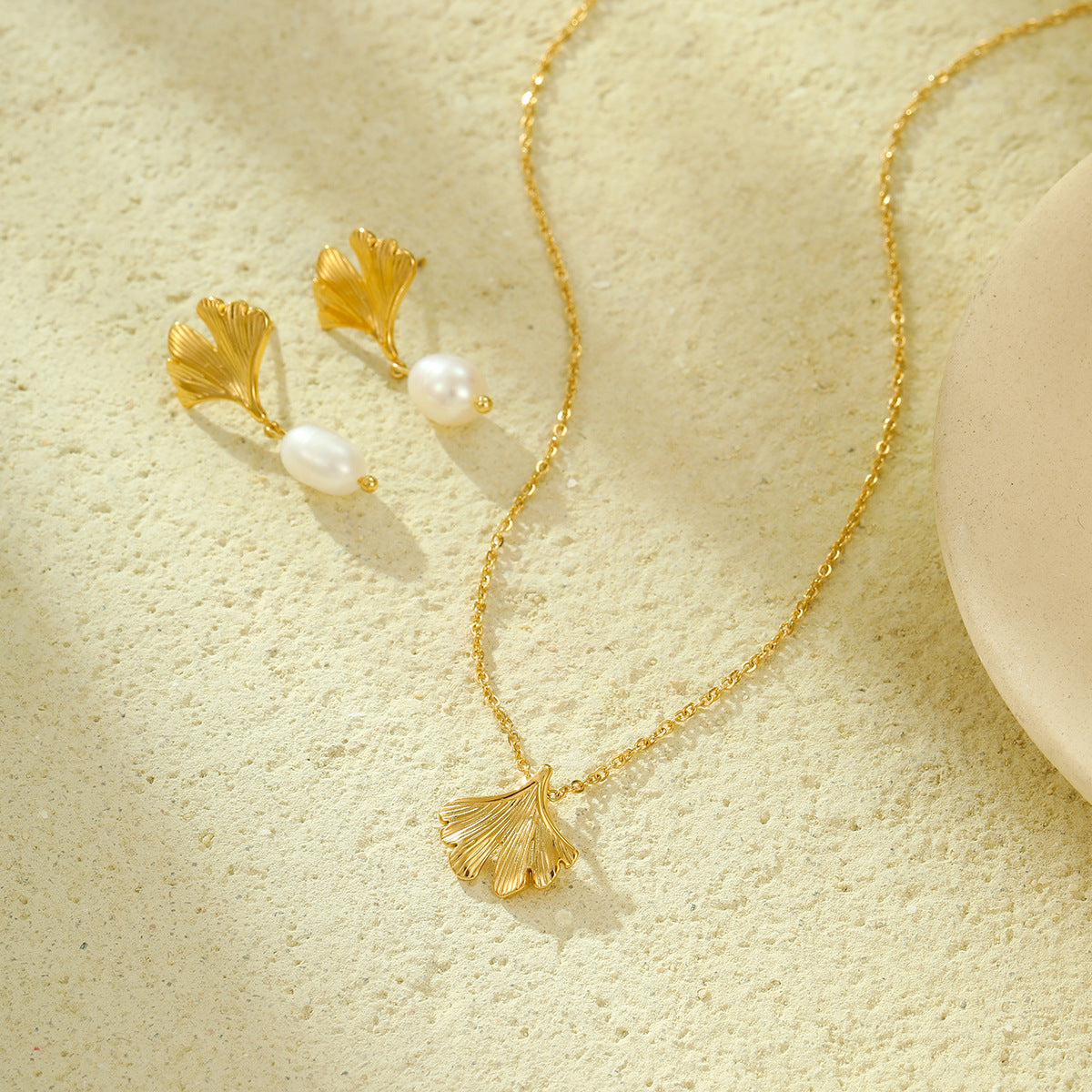 Conjunto de collar con colgante de hoja de ginkgo de moda con pendientes de perlas de agua dulce en acero inoxidable con baño de oro de 18 quilates