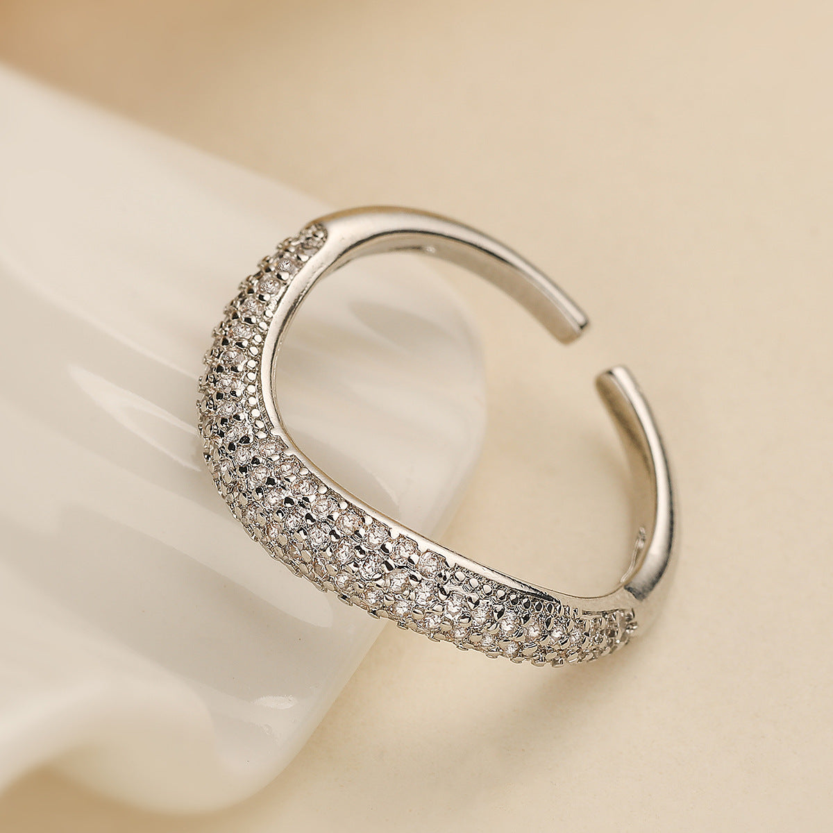 Anillo de cobre geométrico minimalista con chapado de oro de 18 quilates y circonitas micropavé para mujer