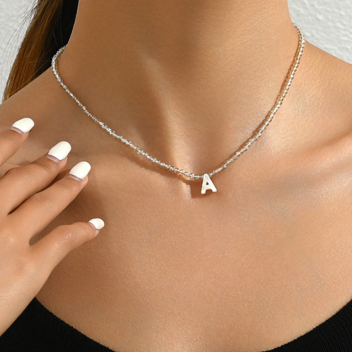 Collar Minimalista de Perlas Frescas y Nácar con Letras, para Mujer, con Dije Geométrico y Diseño que Realza la Clavícula