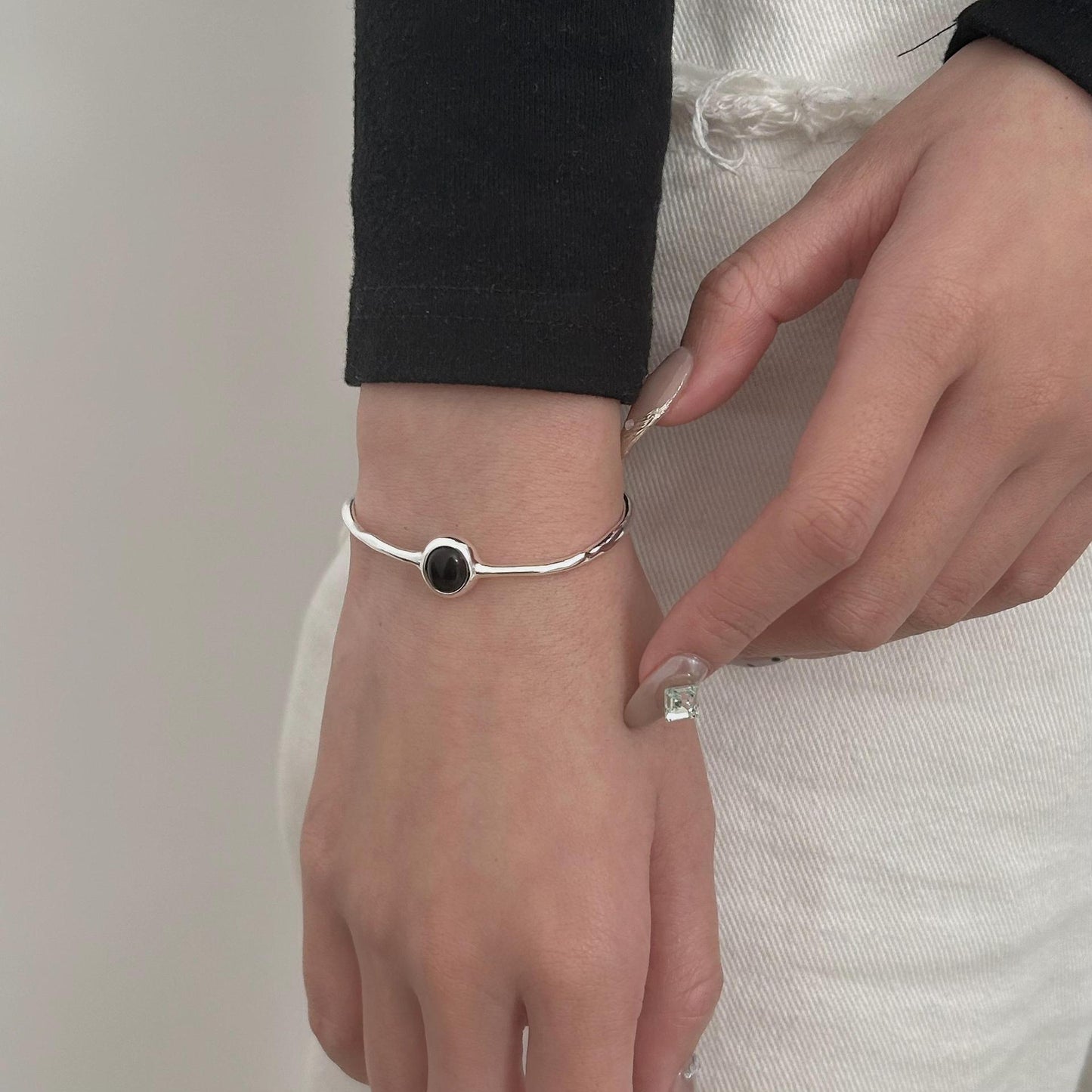 Pulsera Minimalista Abierta de Agata Negra Geométrica de Plata de Ley 925