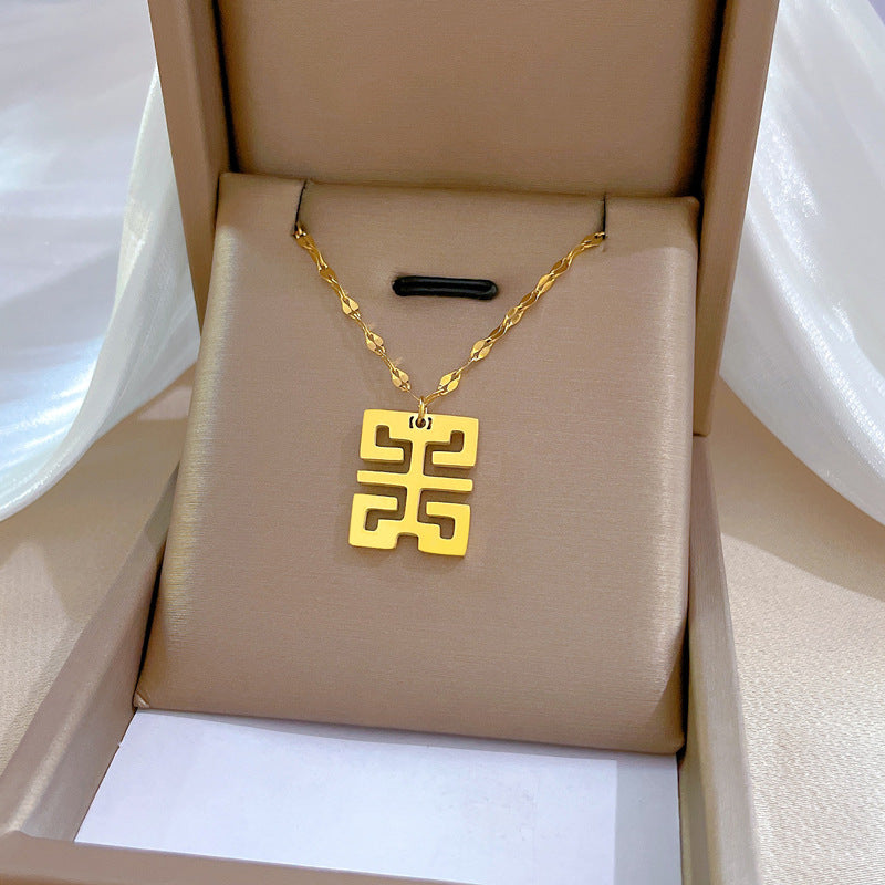 Collana da donna placcata in acciaio al titanio, dal design geometrico minimalista e retrò, con ciondolo a medaglione placcato oro con motivi di peonia e zucca.