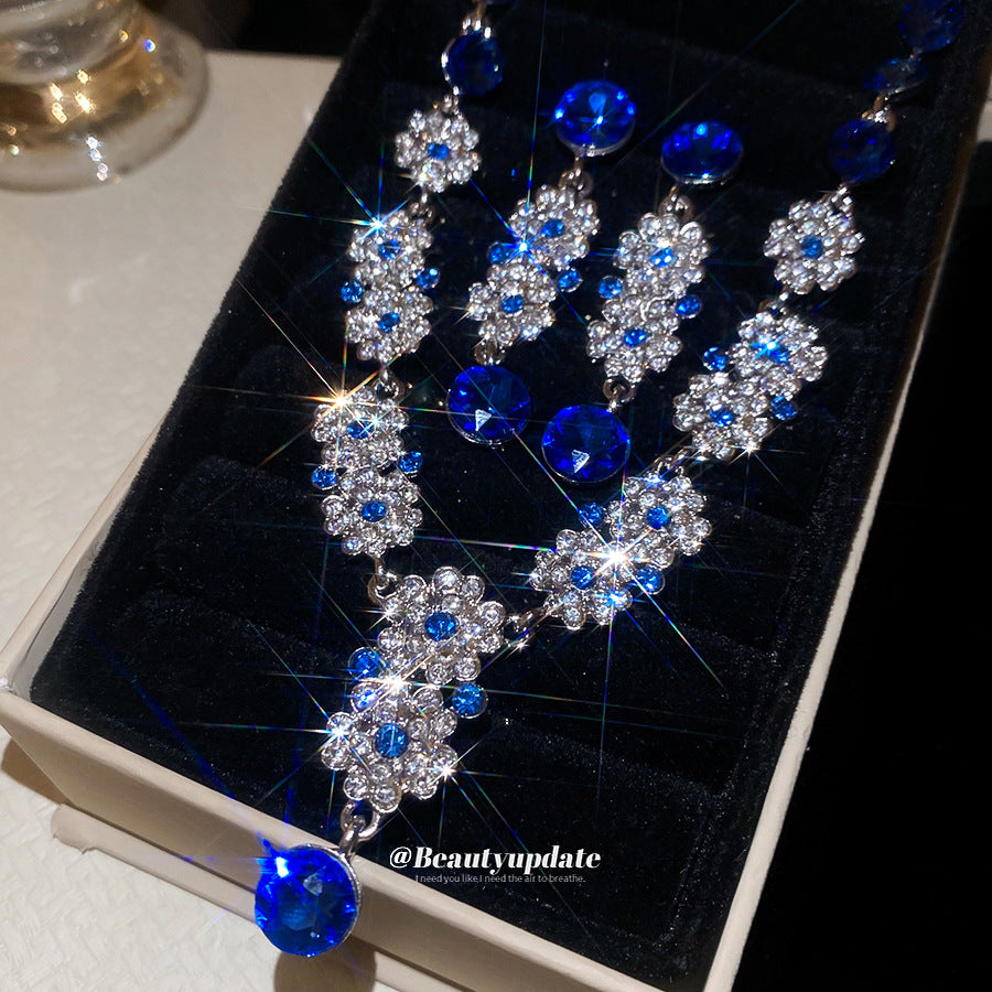 Set di collana e orecchini pendenti rotondi floreali con strass in lega in stile vintage per donna