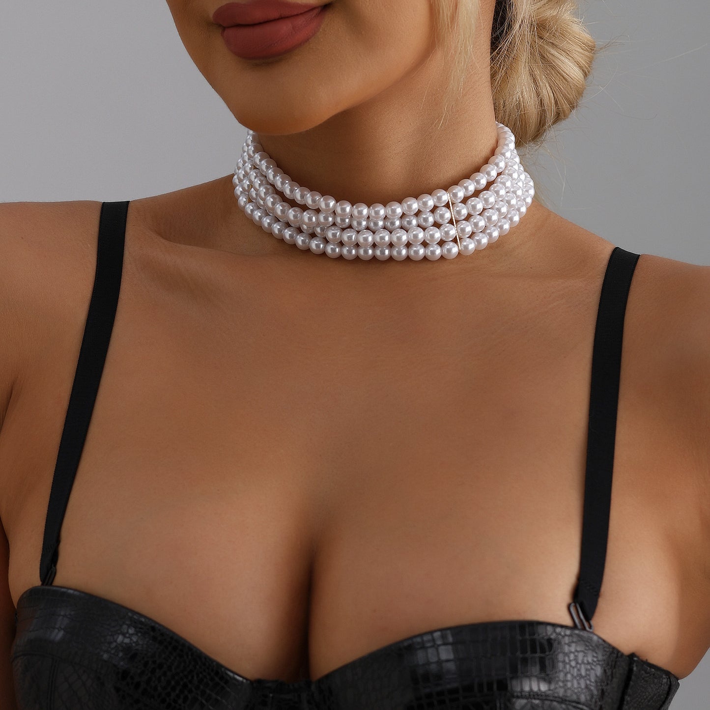 Collar de perlas de imitación de varias filas con colgante de aleación chapado de estilo barroco geométrico para mujer