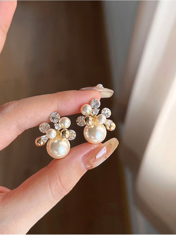 Aretes de perla con flor geométrica minimalista de lujo, poste de acero bañado en oro de 18 quilates y circonitas para mujer