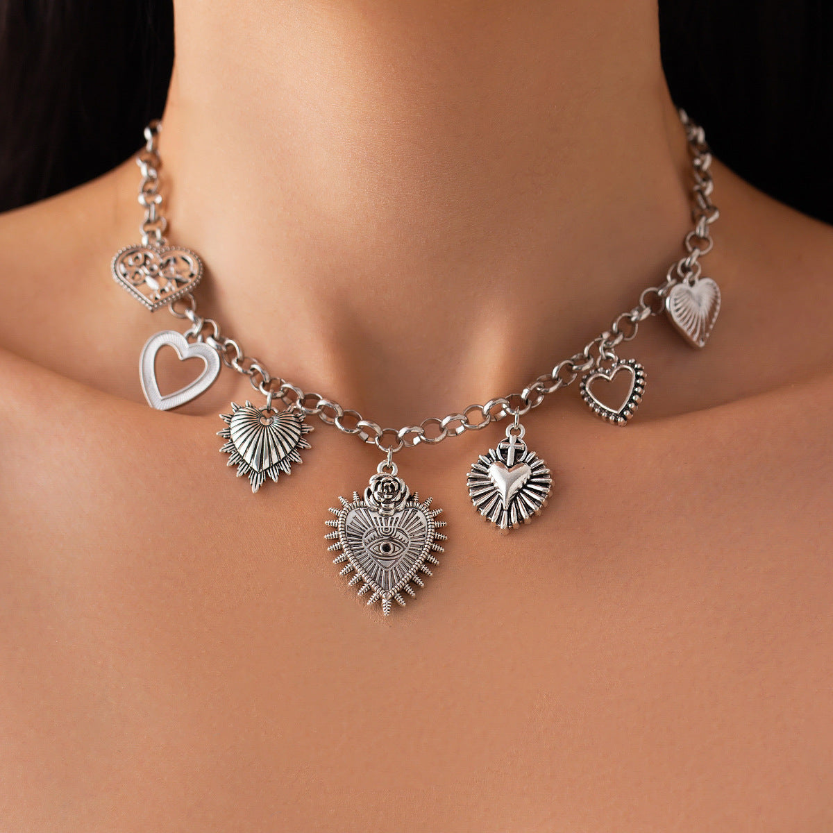Collana con ciondolo a forma di cuore a ciliegia minimalista con intarsio in strass in lega su catena a O da donna