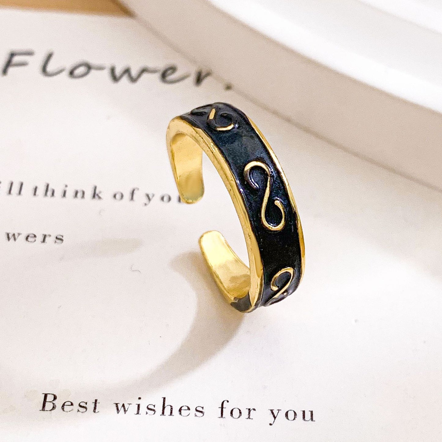 Anello aperto regolabile da donna placcato oro con motivo a cuore minimalista