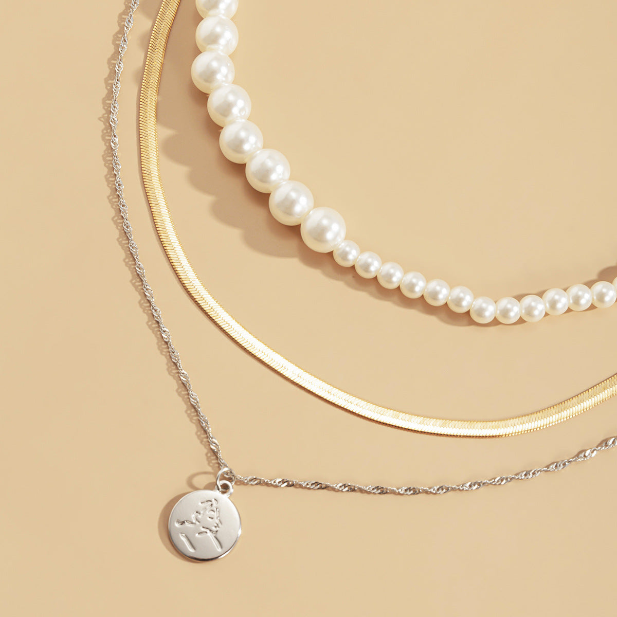 Collana con ciondolo geometrico asimmetrico da donna con struttura in lega e finitura galvanizzata