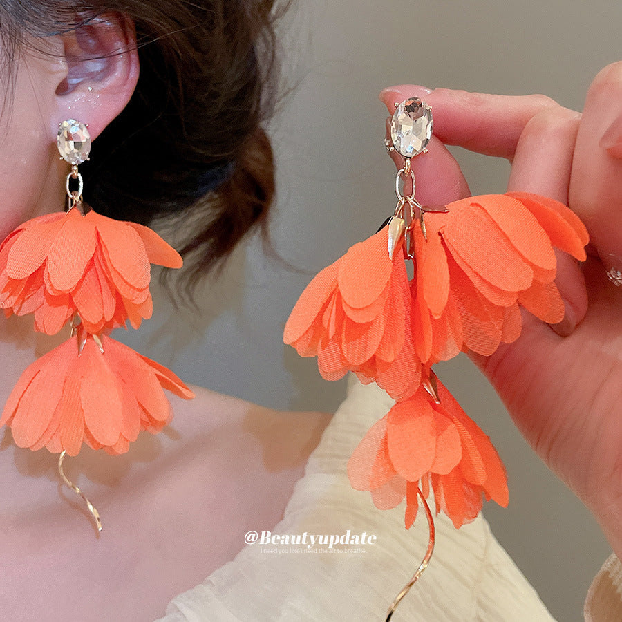 Pendientes de borla florales retro elegantes para mujer con postes de metal y detalles de gasa