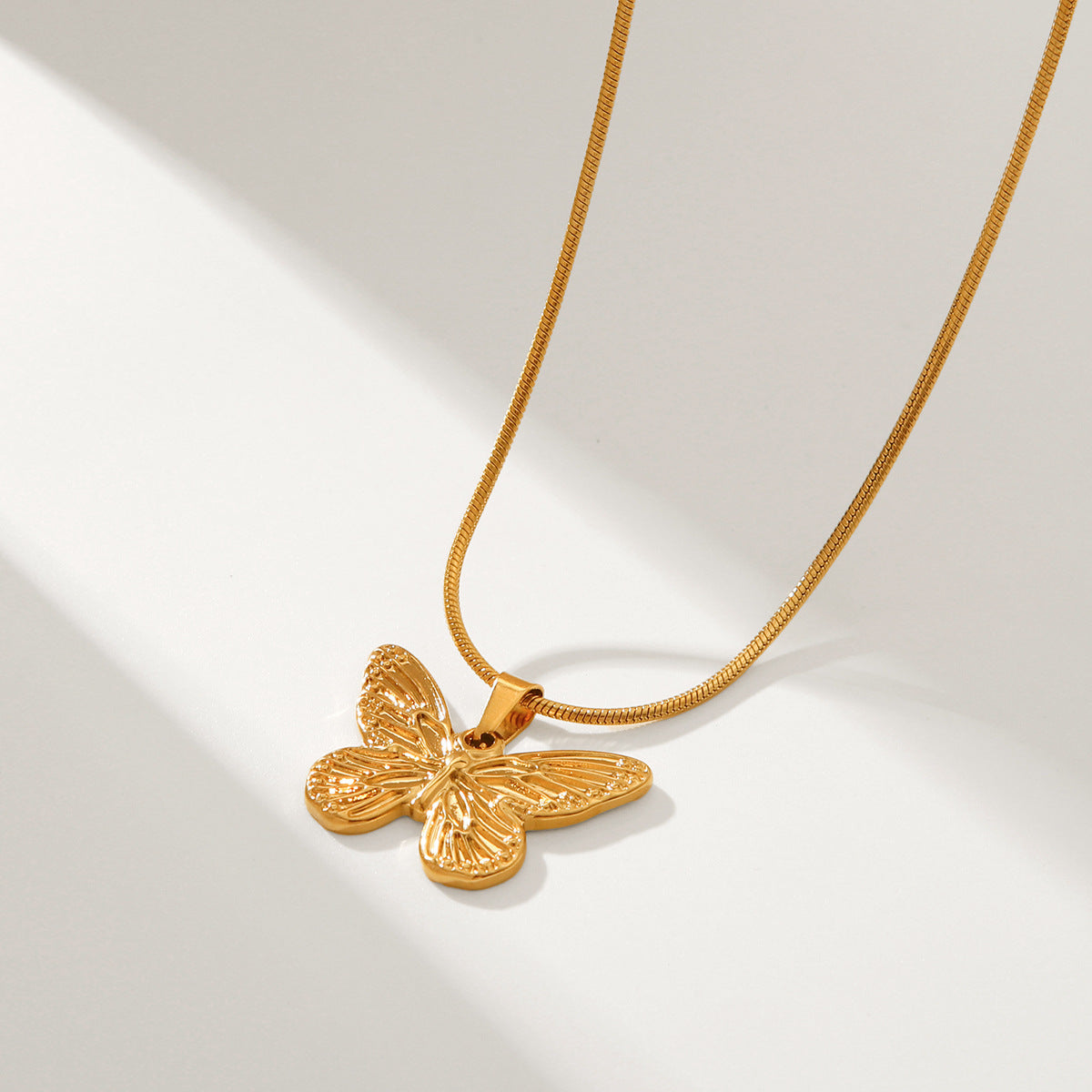Collana Minimalista con Ciondolo a Farfalla in Acciaio al Titanio Placcato Oro 18K su Catena Snake per Donne
