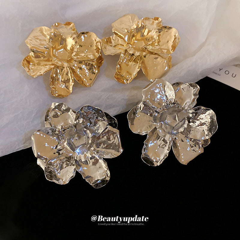 Orecchini a perno da donna in metallo con fiori esagerati e finitura placcata, design floreale plissettato 3D, gioielli alla moda e di lusso