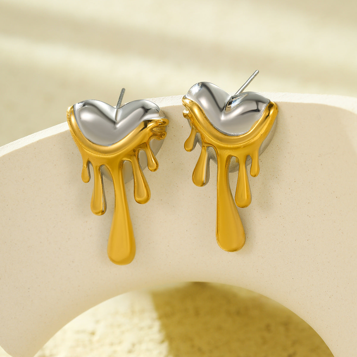 Orecchini da donna in acciaio al titanio con placcatura in oro 18 carati a forma di cuore, stile vintage e design "fuso"