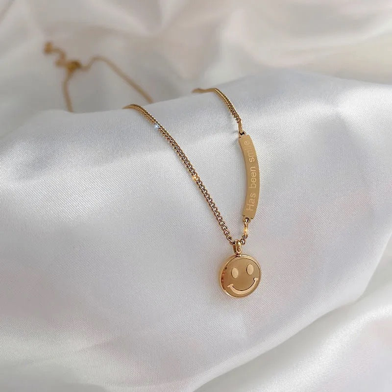 Collana Pendente Faccina Sorridente Minimalista per Uomo e Donna in Acciaio al Titanio con Finitura Placcata