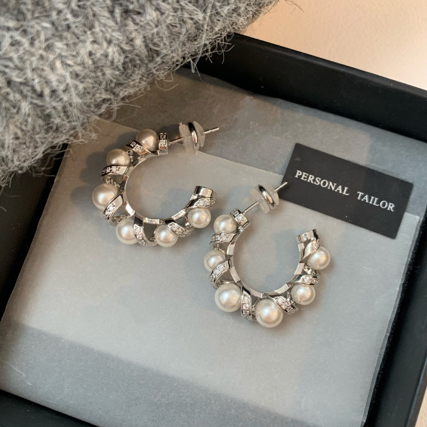 Orecchini a perno eleganti e minimalisti a forma di C con intarsio in zircone per donna