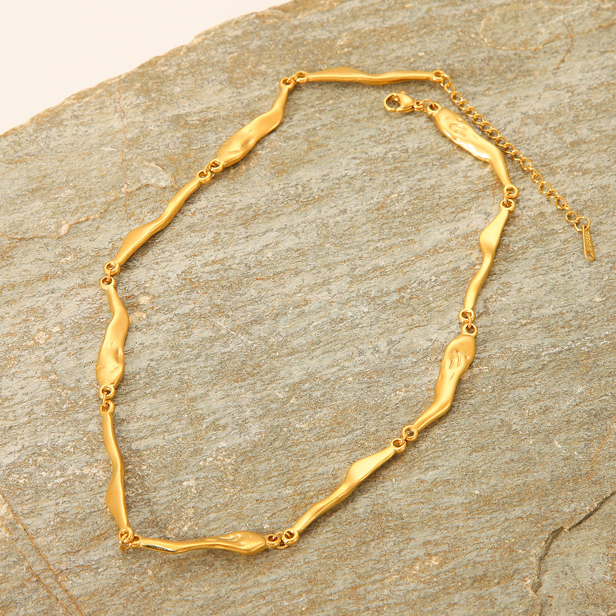 Collana Irregolare a Geometria Clavicolare da Donna in Acciaio Inossidabile con Ciondolo in Acciaio al Titanio e Finitura Elettroplaccata