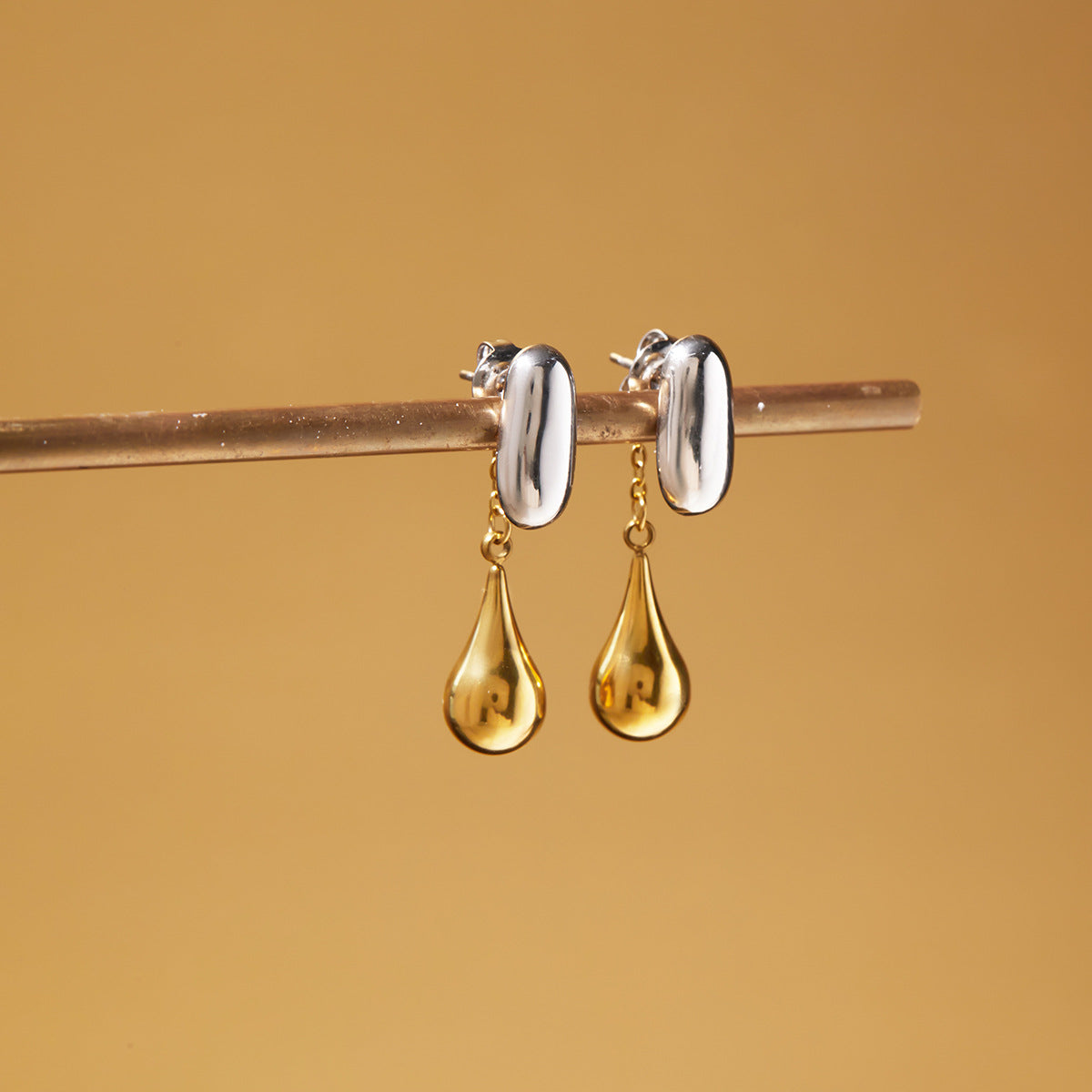 Orecchini a perno da donna minimalisti in acciaio inossidabile a forma di goccia con finitura placcata