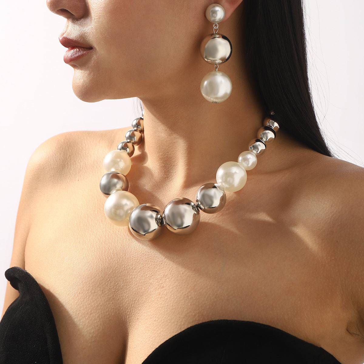 Collana da donna con perle geometriche e design deciso, con catena in ferro e finitura artigianale
