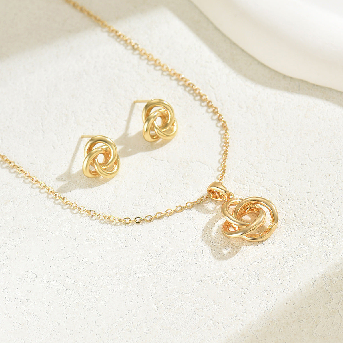 Conjunto de collar y pendientes de aleación con aros redondos geométricos entrelazados para mujer con cadena larga hasta la clavícula