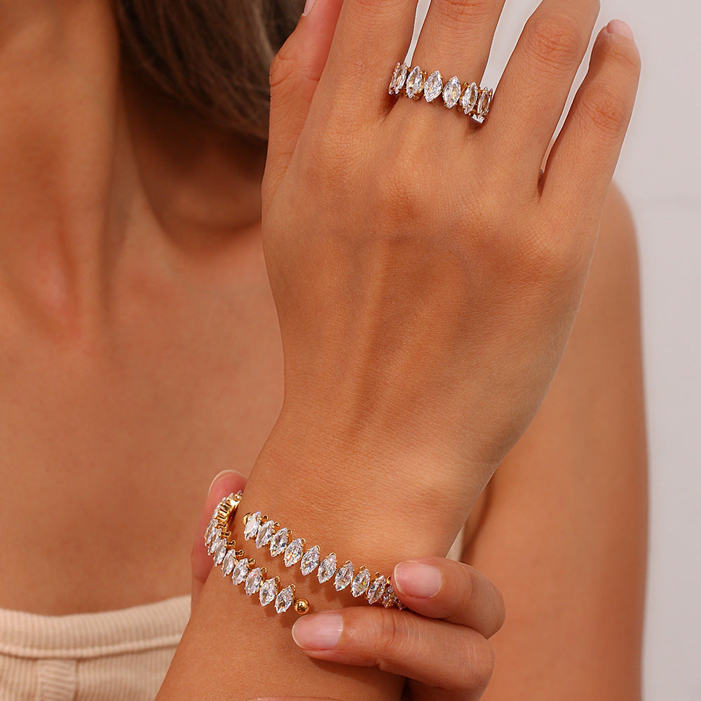 Bracciale da donna rigido aperto minimalista regolabile in acciaio inossidabile placcato oro con intarsi di strass a forma di diamante