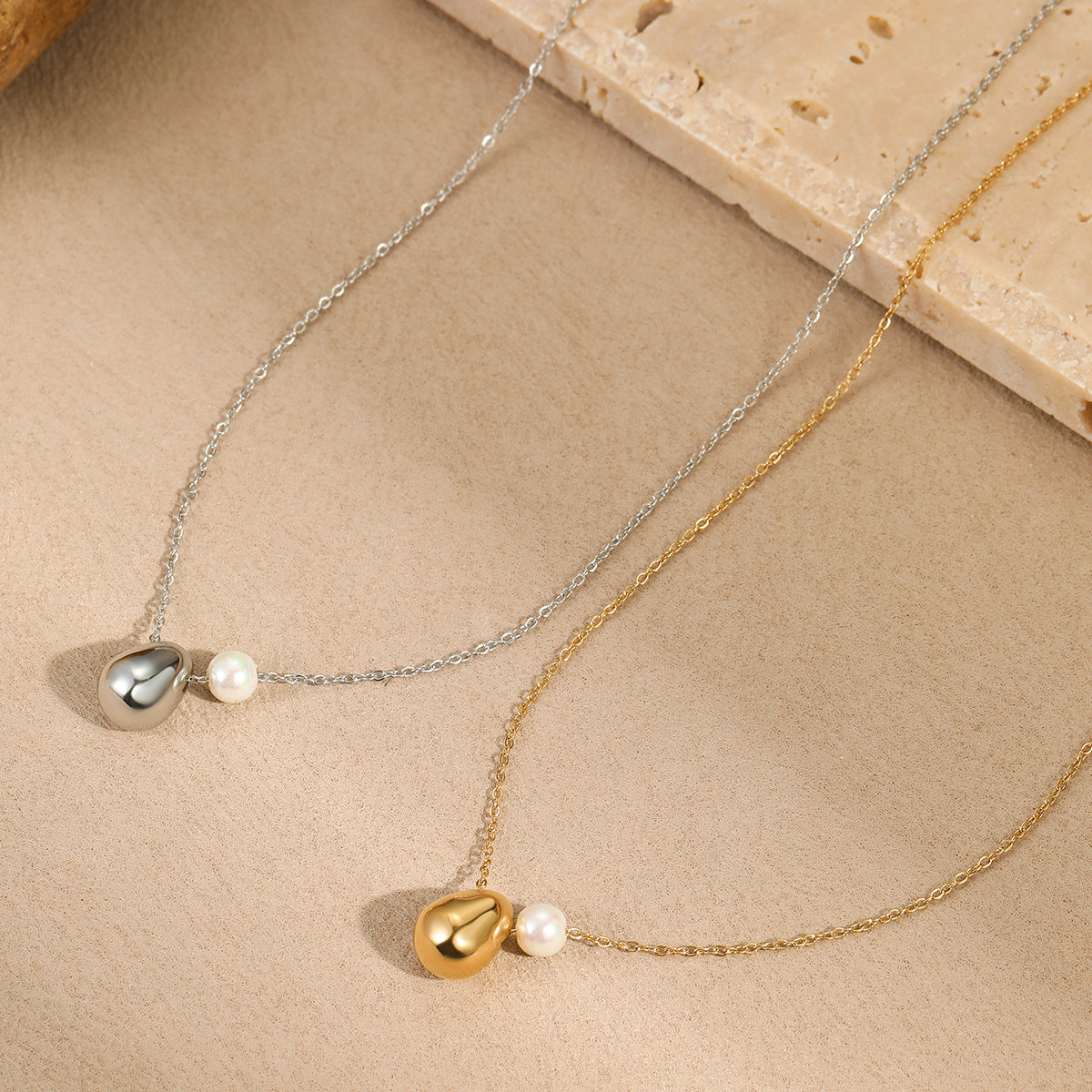Collana con ciondolo geometrico minimalista in acciaio inossidabile da donna con finitura placcata e catena a clavicola leggera di lusso
