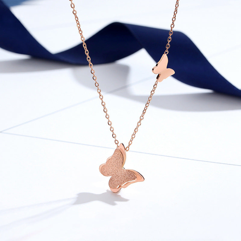 Dolce Collana Minimalista con Pendente a Farfalla in Acciaio al Titanio Placcato Oro Rosa 18K con Catena a O