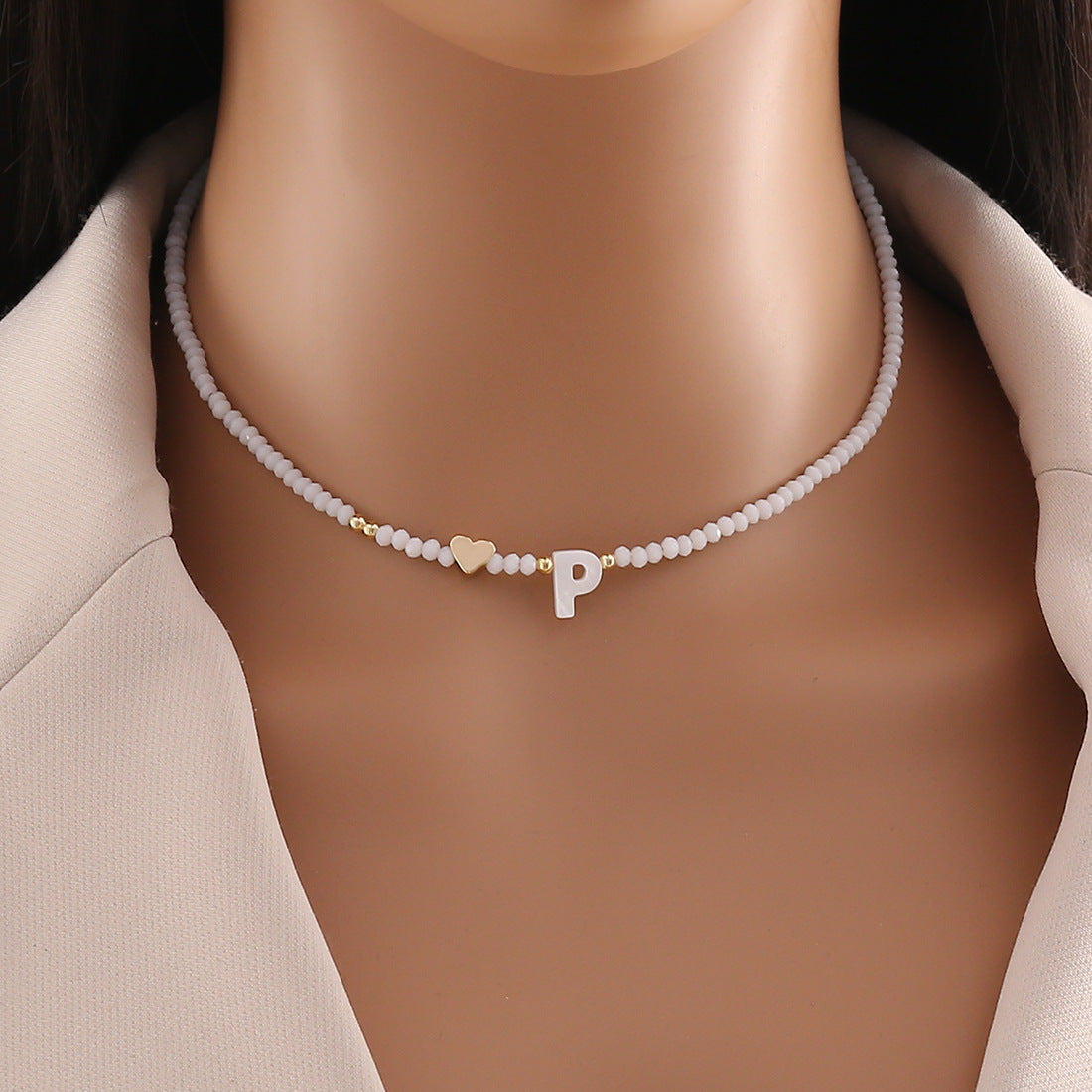 Collana con ciondolo a lettera dal design originale con ciondolo a conchiglia e perline di cristallo da donna