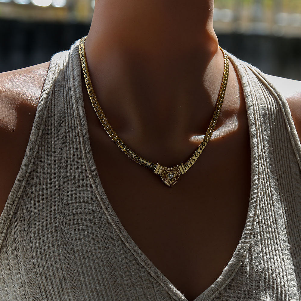 Collana con pendente a cuore minimalista in acciaio inossidabile con intarsio di strass e placcatura in oro da donna