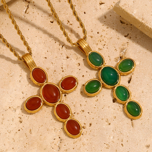 Collar con colgante de cruz estilo vintage para mujer en acero inoxidable con baño de oro de 18 quilates y detalle de gema verde