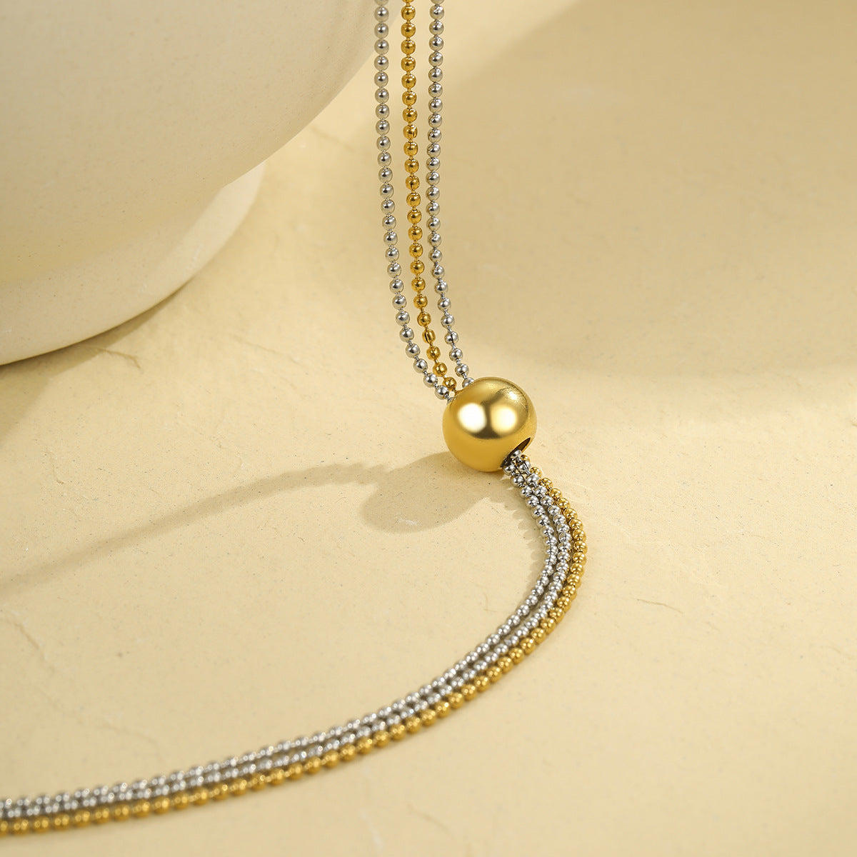 Collana da donna con ciondolo placcato in acciaio inossidabile geometrico alla moda con perle rotonde e design a linee pulite