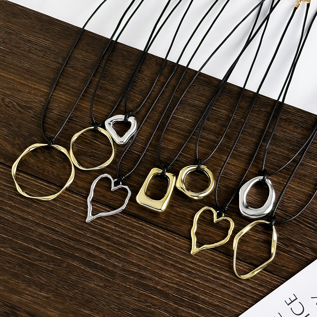Collana con ciondolo a forma di cuore cavo irregolare dolce e grintoso da donna, ciondolo geometrico in metallo con finitura placcata su catena di cordino cerato