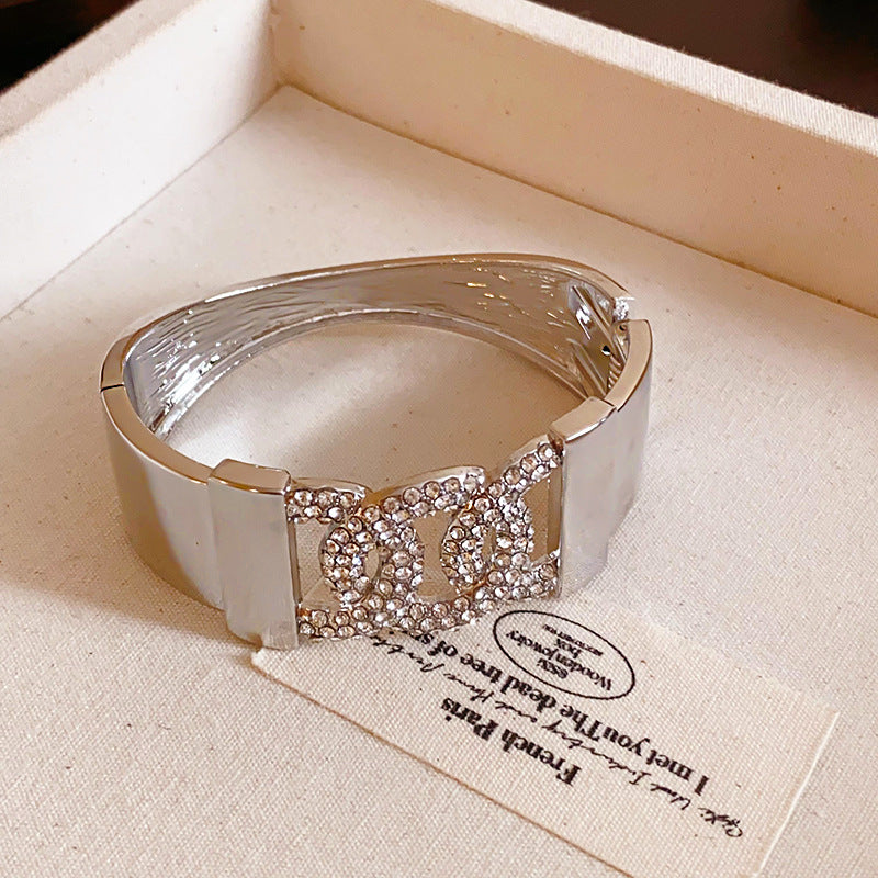 Pulsera de metal con patrón de cuadrícula geométrica de tono frío minimalista con acabado galvanizado para mujer
