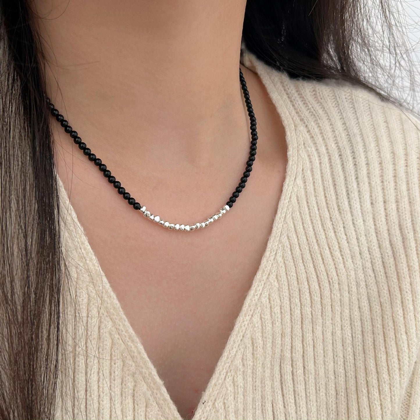 Collana Minimalista Dolce Geometrica Rotonda con Intarsio di Agata Nera in Argento Sterling e Catena Curb