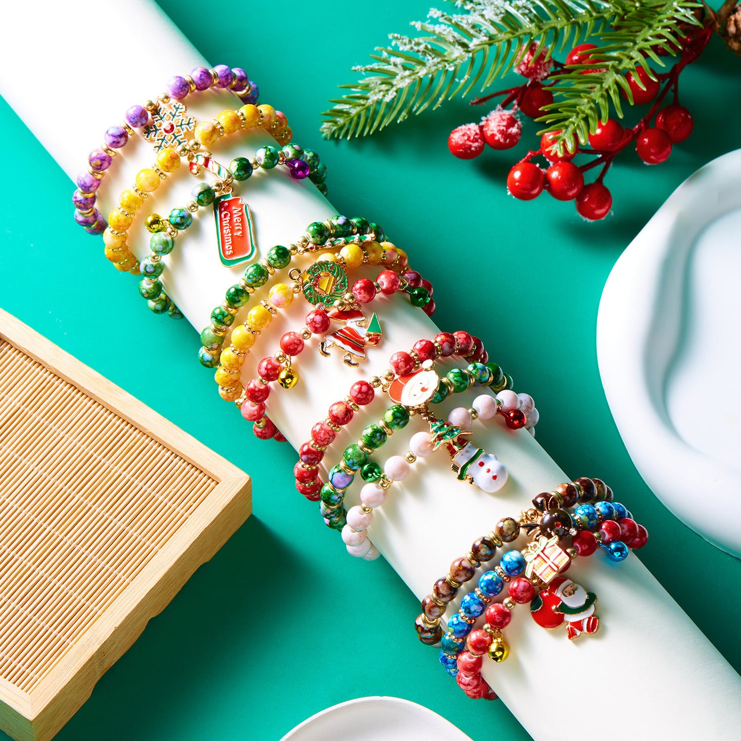 Set di braccialetti a tema natalizio alla moda per donne con ciondoli a forma di Babbo Natale, pupazzo di neve e albero di Natale, braccialetti in lega con perline