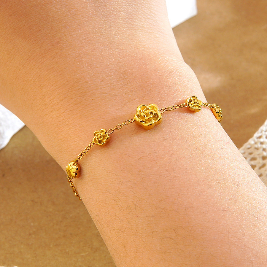Set minimalista di collana e bracciale con fiore di camelia in acciaio inossidabile con pendente in acciaio al titanio su catena a cavo