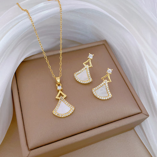 Elegante conjunto de collar y pendientes con colgante en forma de concha geométrica en acero de titanio con acabado chapado para mujer