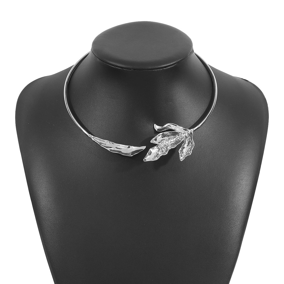 Collana con ciondolo a foglia botanica vintage da donna, girocollo in lega con catena delicata e medaglione