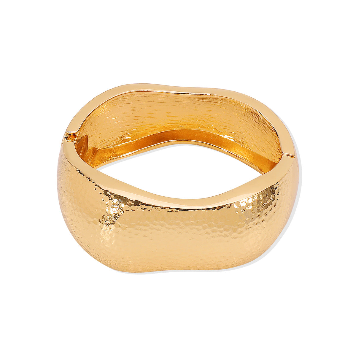 Pulsera para mujer de aleación martillada con textura geométrica "Sweet-Edgy" con apertura de resorte y diseño de banda ancha