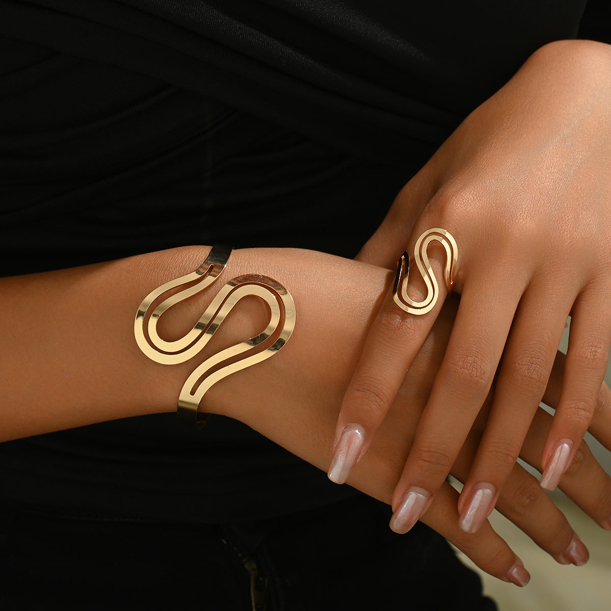 Set de Brazalete Abierto Ajustable y Anillo Geométricos para Mujer con Diseño Calado, Pulsera y Anillos de Aleación Galvanizada